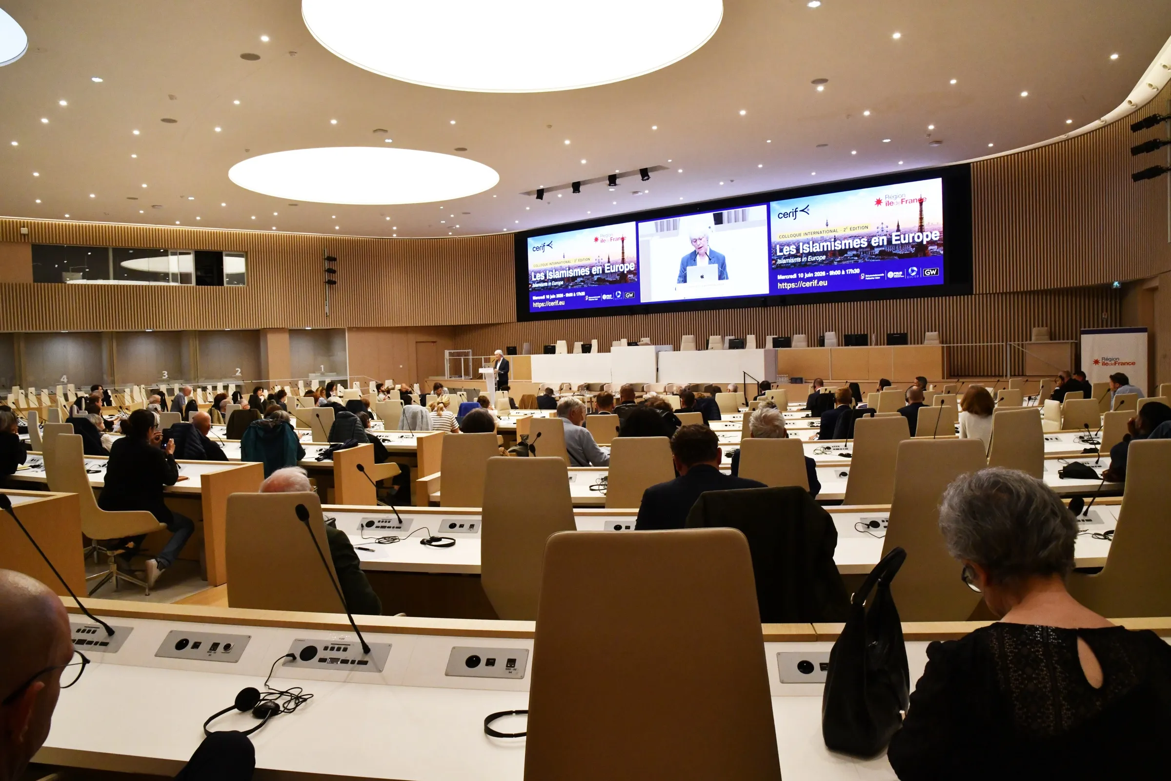 Le public du colloque dans l’hémicycle du Conseil régional d’Île-de-France, le 10 juin 2026